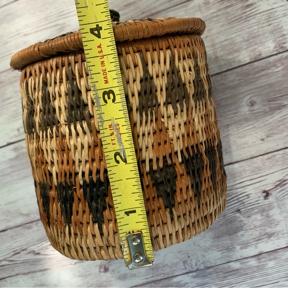 Traditional Zulu Basket Handmade in Africa 4 Inches Tall Has Lid Stunning - Picture 4 of 9